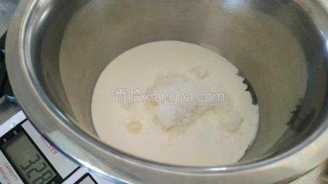 用电动打蛋器打发淡奶油，加入白糖