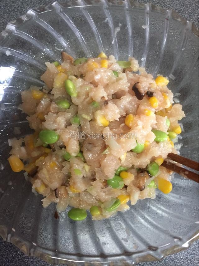最后放入豆子玉米粒和香菇丁，再次搅拌均匀。馅儿做好了。