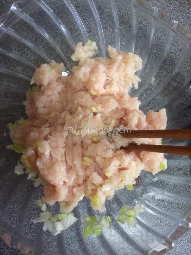 鸡肉泥里放入葱姜、盐、料酒和食用油，顺时针搅拌好。