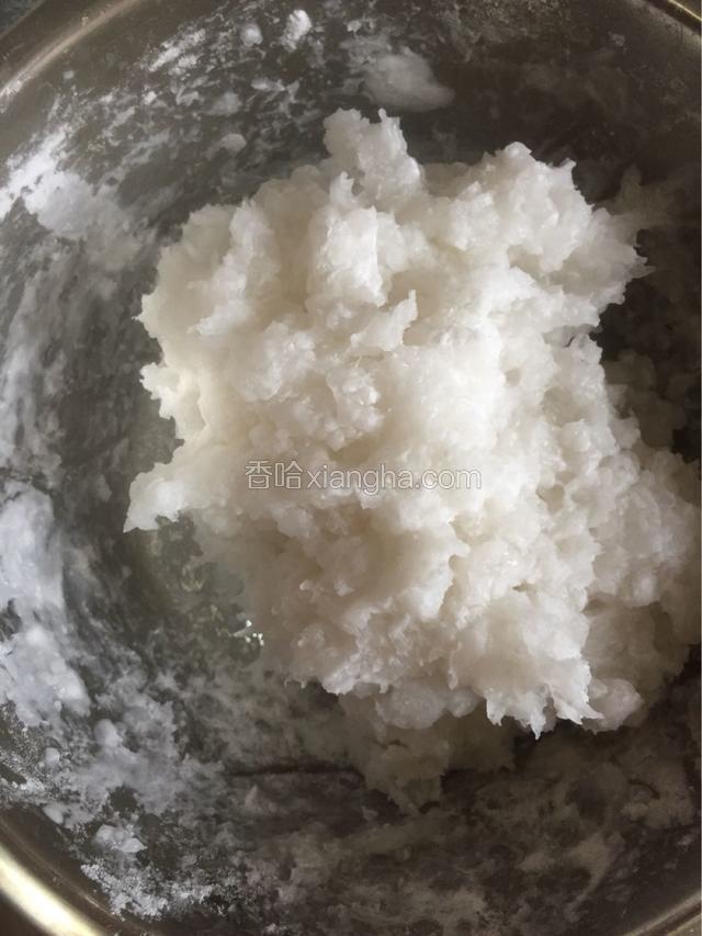 开水一点点的分次倒入，直到成团。