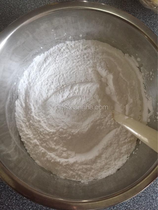 取一个盆，放入澄面和木薯淀粉，搅拌均匀。
