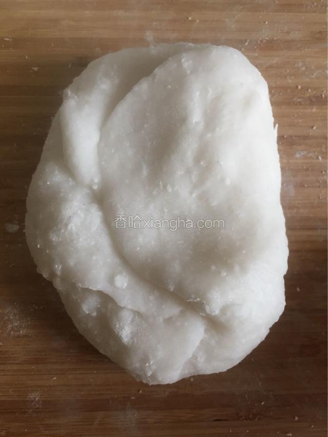 案板上放少许的生面，把面放案板上，整理一下，揉成光滑的面团。