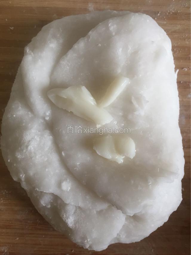趁热分两次抹上猪油，把面团揉均匀。