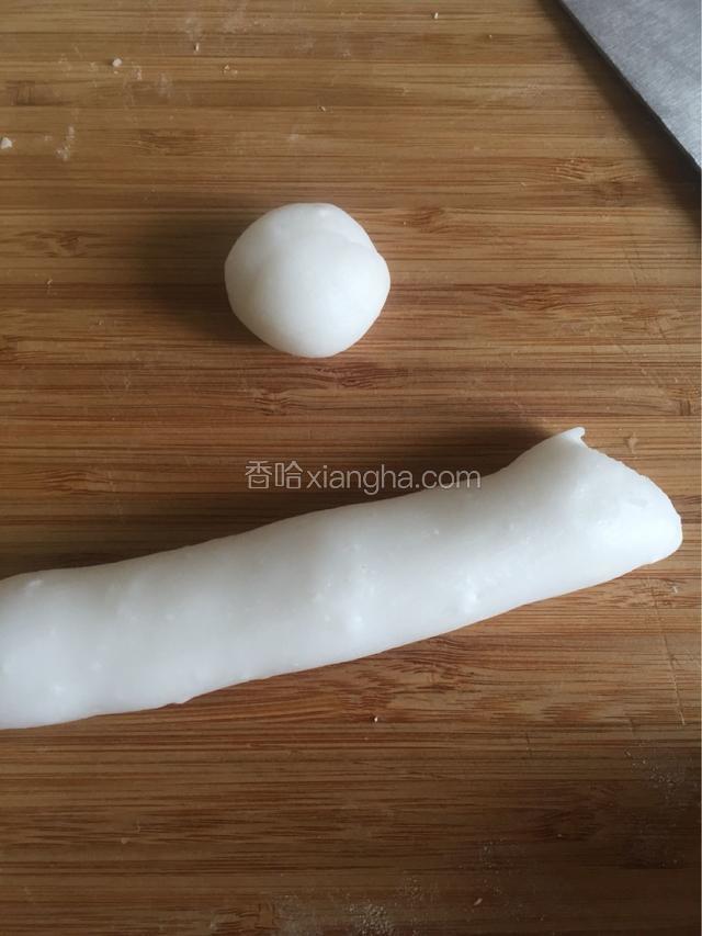 把面分成几块，其中一块搓成圆条，切好剂子揉光滑。