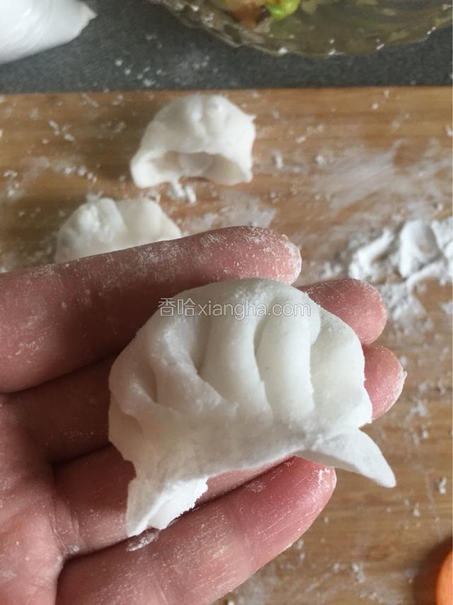 包好的水晶胶，褶尽量向人前面倾，从正面能看到褶子。