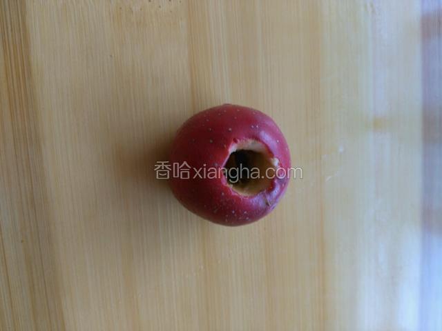 上下各挖一下，去籽，晾干水分备用