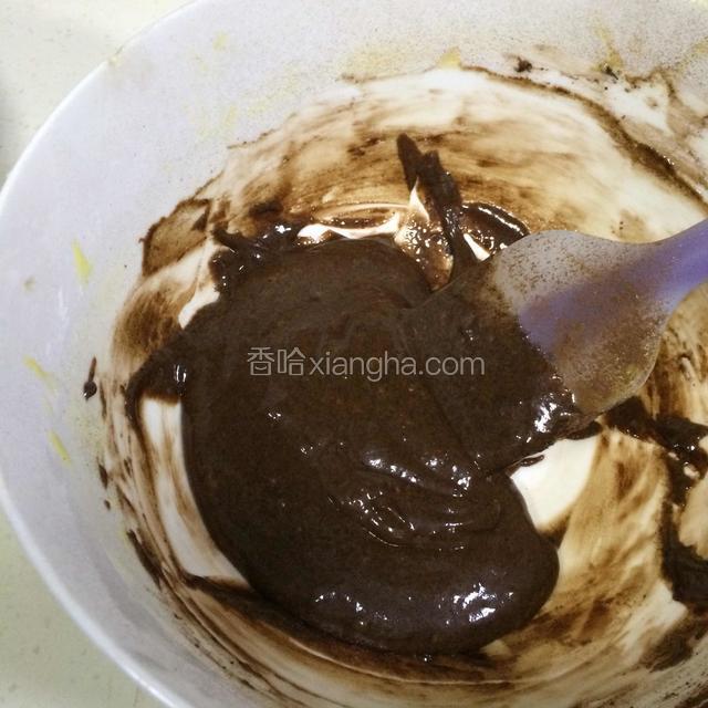 用刮刀把筛入可可粉的面糊拌匀。