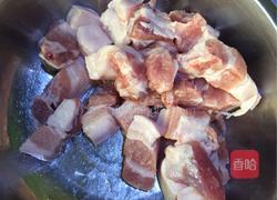 红烧肉加鱿鱼的做法图解1