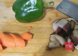 腊肉炒青椒的做法图解1