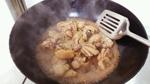 倒入适量料酒、海鲜酱油、翻炒至鸡肉上色。