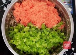 青椒胡蘿卜肉餡餃子的做法圖解2