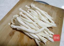 海鲜菇炒肉的做法图解1