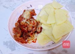 辣白菜土豆片的做法图解1