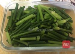 蒜苔炒鱿鱼的做法图解1