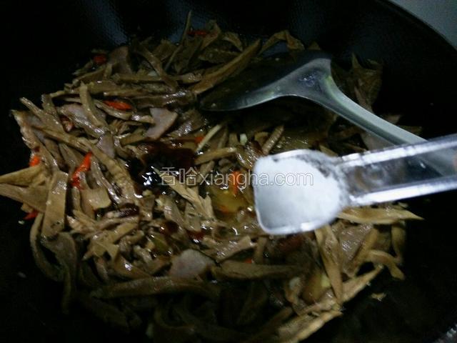 放适量耗油，料酒，陈醋，生抽，盐，翻炒均匀（盐少放一些，腊肉是有盐的，炒出来的咸味已经和笋干混合了，所以盐不用放很多）