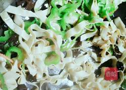 韭菜木耳炒千张的做法图解7