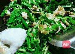 韭菜木耳炒千张的做法图解10