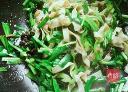 韭菜木耳炒千张的做法图解11