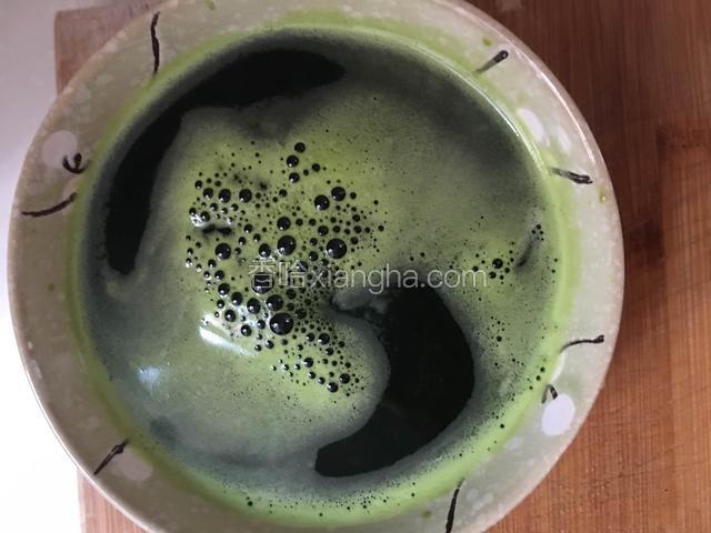 启动料理机打成菠菜汁然后过筛备用，过一下筛的话鸡蛋饼的口感会比较细腻