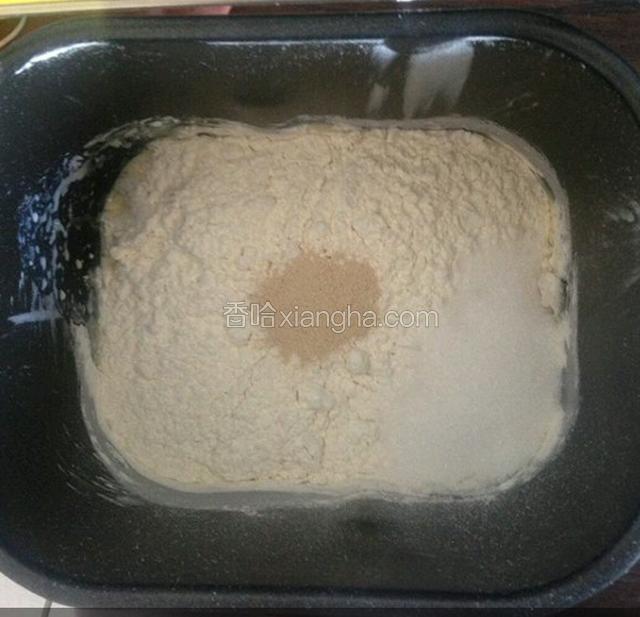 除了黄油，依次放入，牛奶，鸡蛋，面粉，奶粉，一边角放盐，一边角放糖，中间放酵母启动揉面程序20分钟