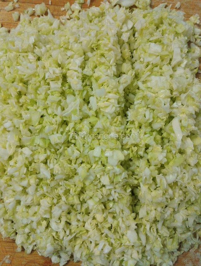 宽心菜剁碎加入少量盐，挤干水份备用