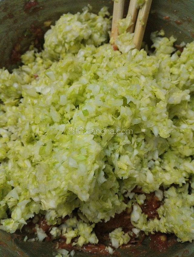 再把挤干水份的白菜一起加入拌匀