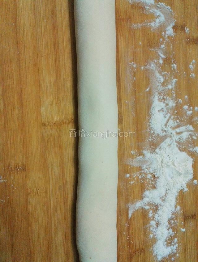 醒好的面拿出搓成粗长条