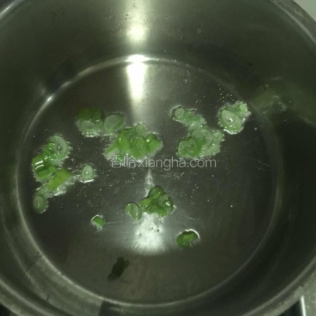 炒锅放油，中火加热，放入葱末爆香。