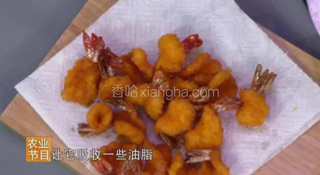 火候调到最大时，虾排下锅，虾肉炸至酥黄时，用漏勺把虾排从油锅里捞起来，放下去，上下循环2次，炸好的虾排放到餐巾纸上吸走多余油脂。