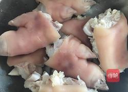 卤猪脚的做法图解1