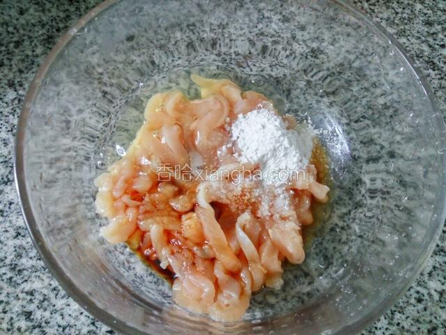放入干净的碗里面，加入盐，淀粉，蛋清，生抽，料酒