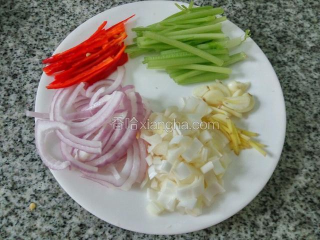 红椒，洋葱，姜切丝，香芹切段，葱切碎，蒜子切片