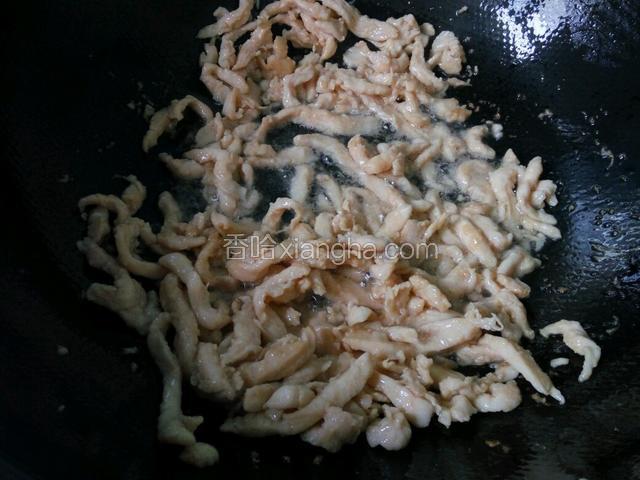 锅烧热放油，将鸡丝炒8成熟