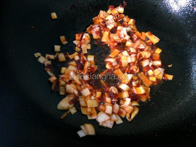 放入花椒油和葱姜蒜爆香
