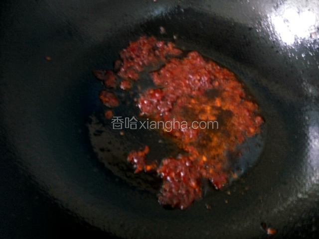 锅放油，倒入豆瓣酱，炒出红油