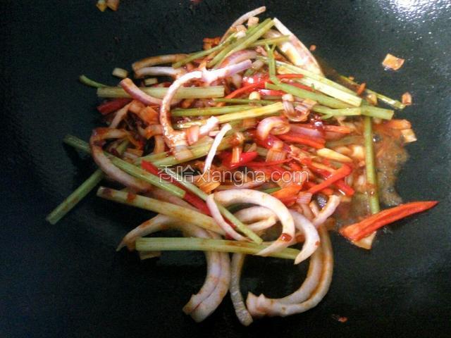 放入洋葱，红椒，香芹，生抽，味精，翻炒，调味