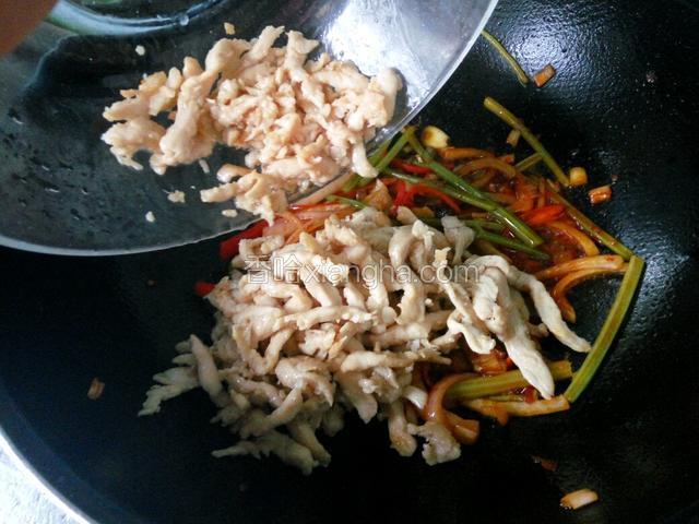 菜炒软倒入鸡丝