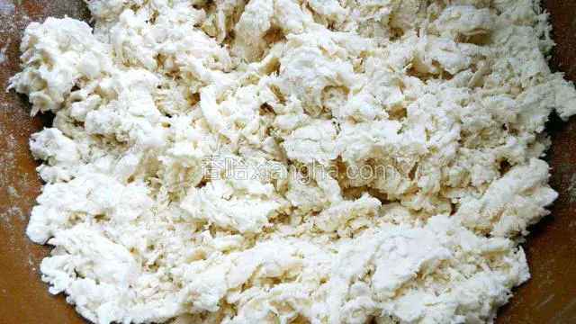 将酵母水一点一点加入面粉中，用筷子搅成大的棉絮状，并无干面