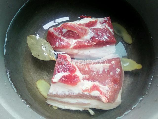煮肉。锅内加适量水，放姜片，香叶，花椒粒，料酒，适量盐，放入五花肉煮至过红即可。关火焖会更香。