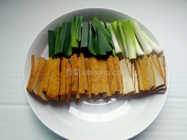 切好香干，蒜白蒜青分开，如图备用。