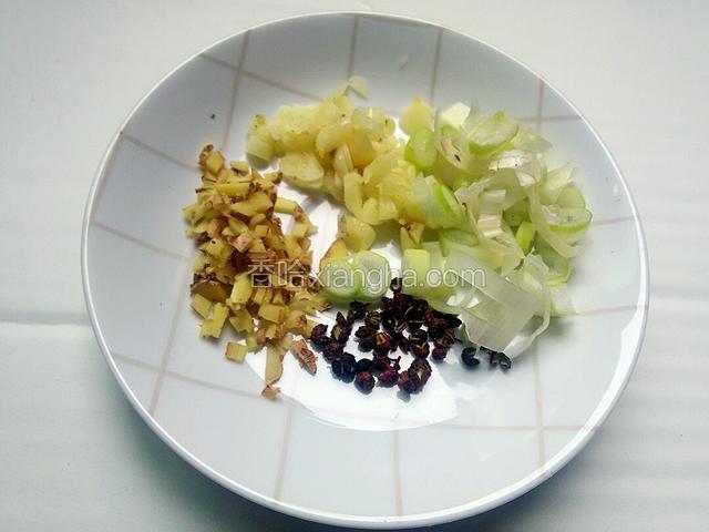 葱姜蒜切粒备小料，其它小料用时提示及展示。