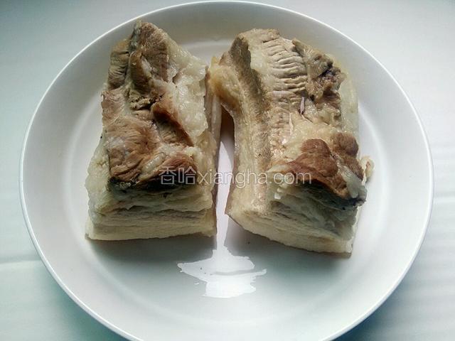 将煮好的肉挑出放凉，至不烫手即可。