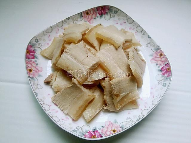 切薄片，厚薄要均匀。备用