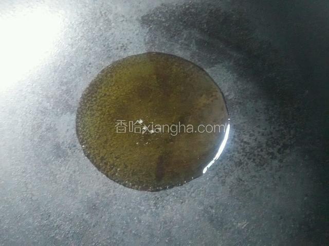 锅内下油去生味，五分热即可。