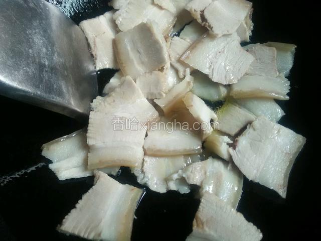 下肉煸炒至微卷，取中火即可。