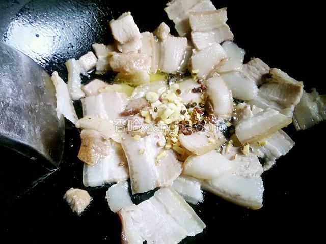 加入姜蒜花椒粒。炒出香味放葱粒。