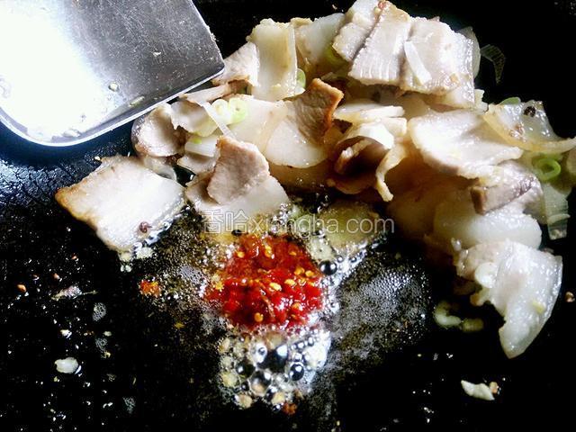 将肉推至一边下豆瓣酱出红油，放适量甜面酱出香。