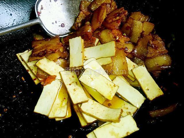 将肉和香干一起翻炒入味