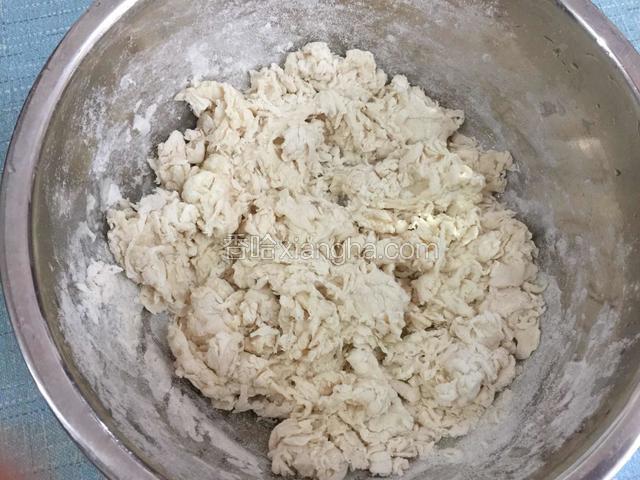 再慢慢加入适量的热水，用筷子搅拌成棉絮状