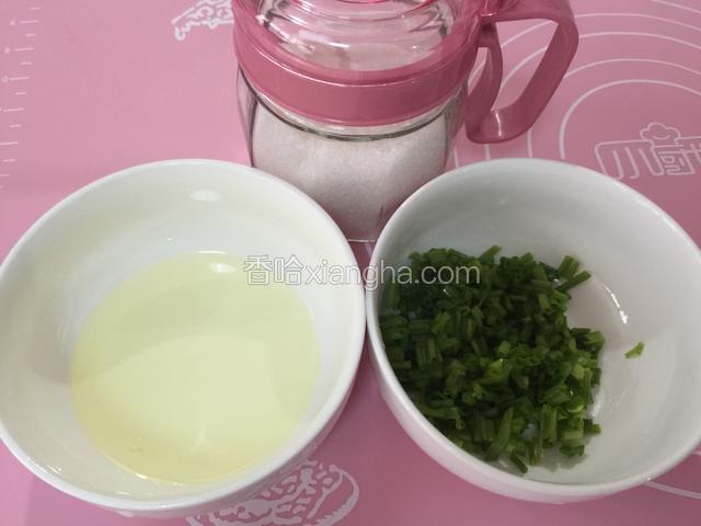准备好油和盐，把葱切成葱花